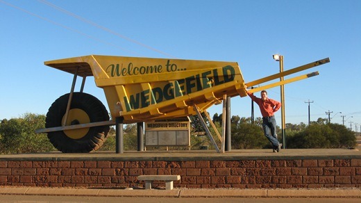 [WHEELBARROW%2520WEDGEFIELD%255B5%255D.jpg]