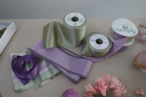 Purple has always been the color of royalty and is particularly traditional for the Easter holiday. Well-placed tufts of pink and green lent both depth and softness to the bold hue, down to the ribbon that tied it all together.