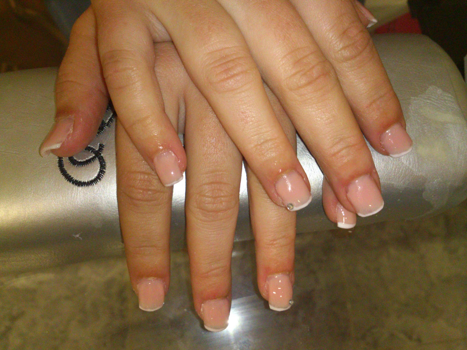 uñas de gel muy cortas