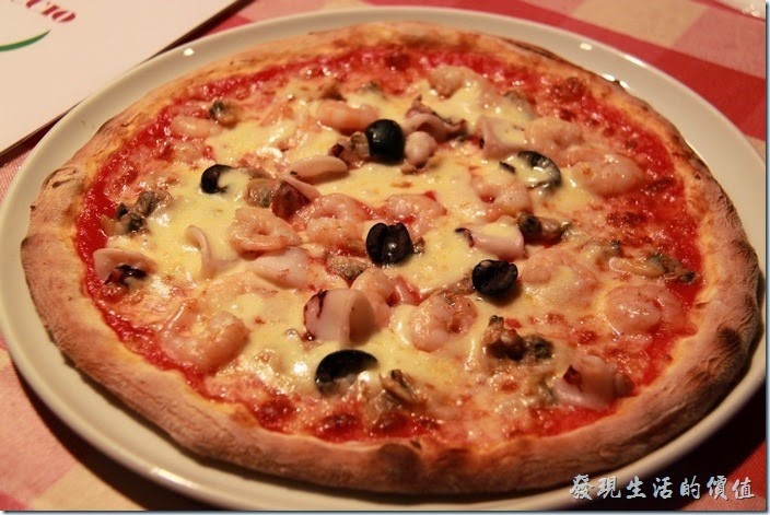 日本北九州-豪斯登堡。【Pizza & Pasta PINOCCIO】（皮諾丘披薩義大利麵館）。這是披薩剛上桌的樣子，看它邊緣的麵皮烤得酥脆的樣子，真想趕快咬一口。