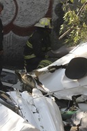 MÉXICO, D.F., 21OCTUBRE2011.- Un helicoptero del Estado de México se desplomo atras de los Viveros de Coyoacán. Entre las personas que viajaban se encontraba el Secretario de Desarrollo Metropolitano quien resultó lesionado, dos personas más perdieron la vida en el accidente. Elementos antimotinesmantienen resguardado la zona para que peritos realizen los peritajes correspondientes.
FOTO: SAÚL LÓPEZ/CUARTOSCURO.COM