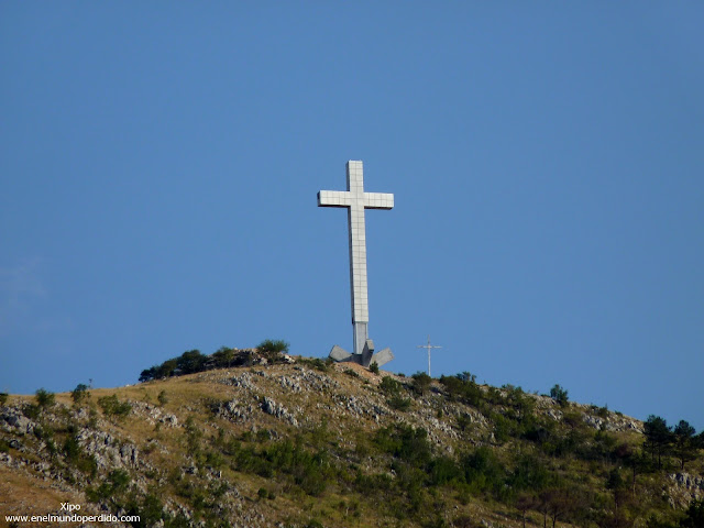 cruz-en-lo-alto-de-la-colina-de-mostar.JPG