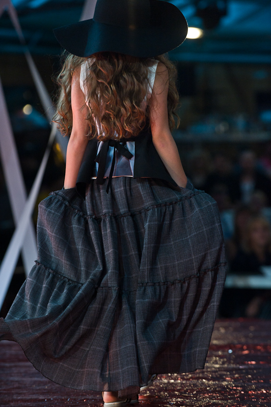 Лариса ЛОБАНОВА (показ дитячої колекції), HOLIDAY FASHION WEEK 2011 Фото Сергея Черникова