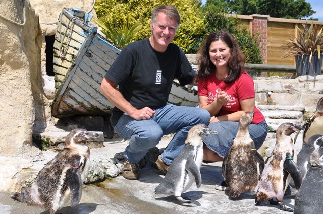 [Lydia%2520%2526%2520Rowan%2520with%2520moulting%2520Penguins%2520DSC_0603%255B9%255D.jpg]