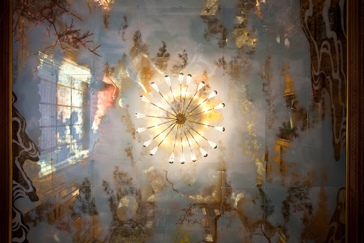 What a statement ceiling. (Kemble Interiors, Inc.)