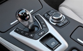 2012-BMW-M5-gearshift