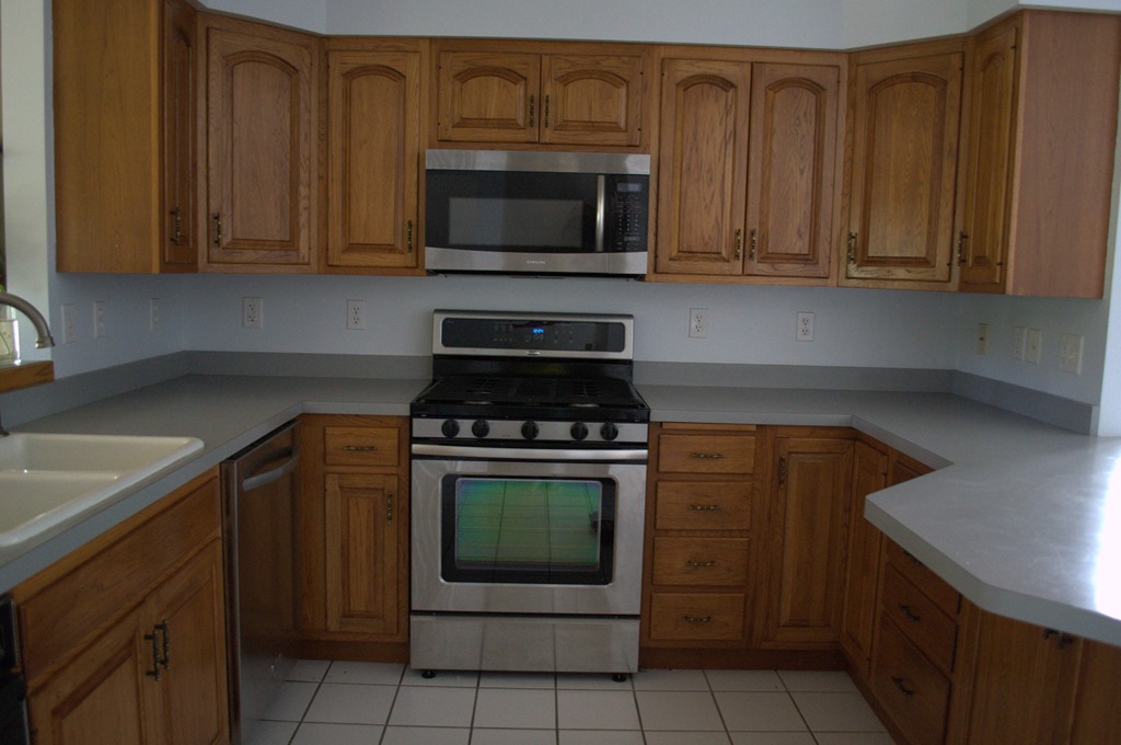 [Kitchen%2520before%2520painting%2520cabinets.jpg]