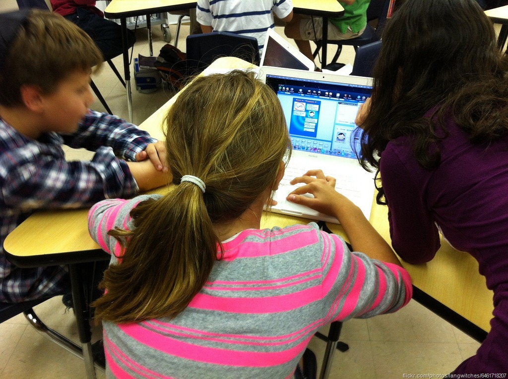 [flickr%2520-%2520langwitches%2520-%2520kids%2520around%2520a%2520laptop%2520-%25206461718207%255B10%255D.jpg]