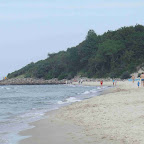 ...tu już kończy się plaża i zaczyna się wejście do portu. Po prawej tereny wojskowe.