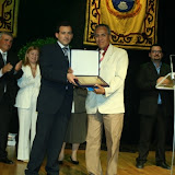 Alcalde entrega 1º premio a representante del ganador del certamen