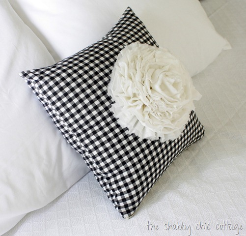 [black%2520white%2520flower%2520pillow%255B11%255D.jpg]