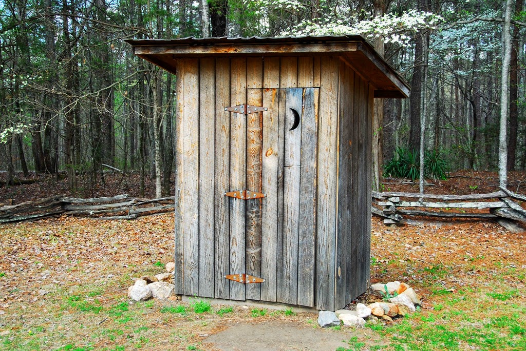 [Outhouse3.jpg]