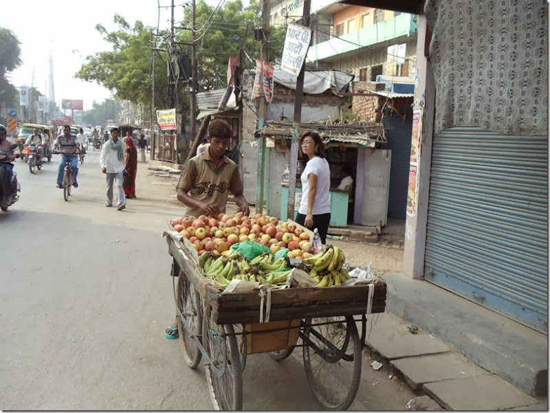 DSC02020-Varanasi-Vendedor de frutas_2048x1536