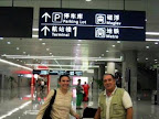 Llegan a Pudong 9 horas después Sandra Sotelo y Carlos García Santos, luego de pasar forzosamente por Los Ángeles y Hong Kong