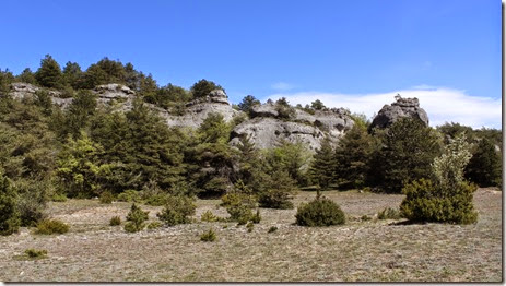 Le sentier passe au pied du plateau et surplombe les falaises de l'autoroute. Le sentier passe au pied du plateau et surplombe les falaises de l'autoroute.
