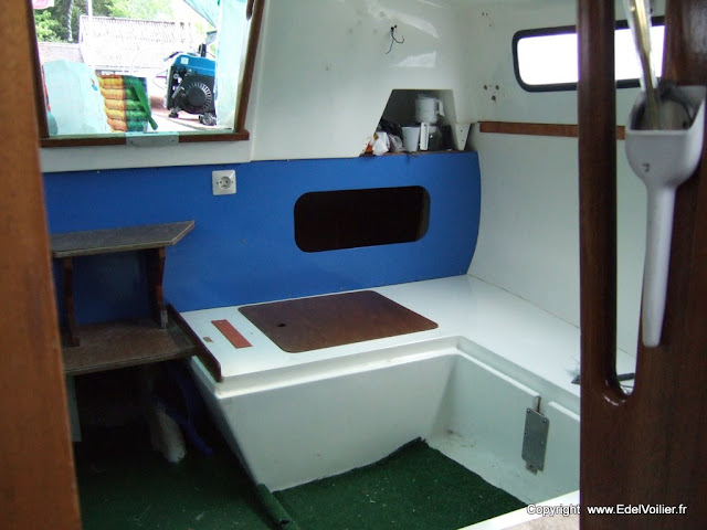 Le carré est presque terminé. Il me reste encore les planchettes des équipets haut à vernir.