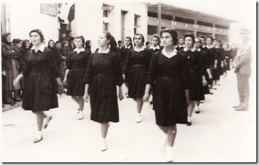 Σχολική παρέλαση στο  Λιδορίκι  της  δεκαετίας  του '50 .Αλωνάκι , από  αριστ.Μαρίσ Δάρρα, Ελένη Καραμπέτσου, Μαρία Μποβιάτση,. Πανώρια Μολογιάννη, Κατίνα Μποβιάτση , Μιμίκα  Καραμήτσου,Κατίνα Σκούτ