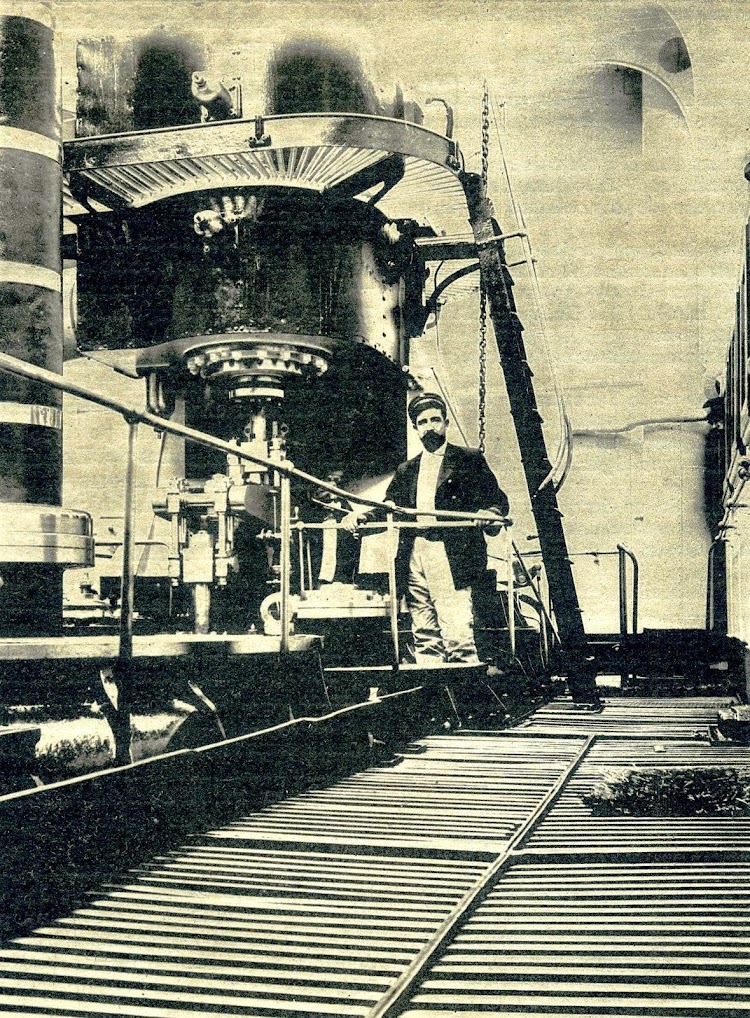 Maquinas del METEORO. Revista El Mundo Naval Ilustrado. Año 1899.JPG