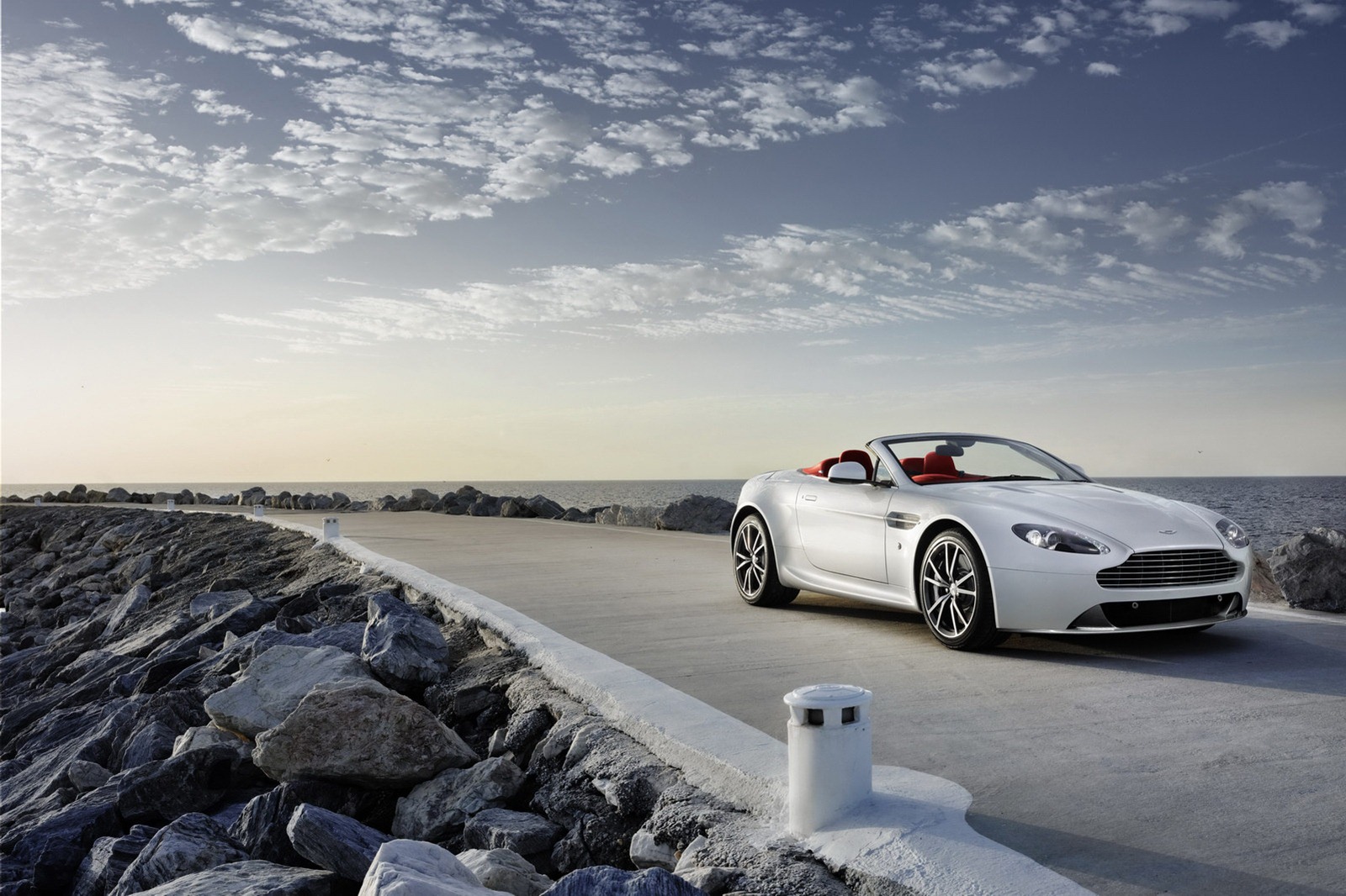 2012-Aston-Martin-Vantage-4[2].jpg