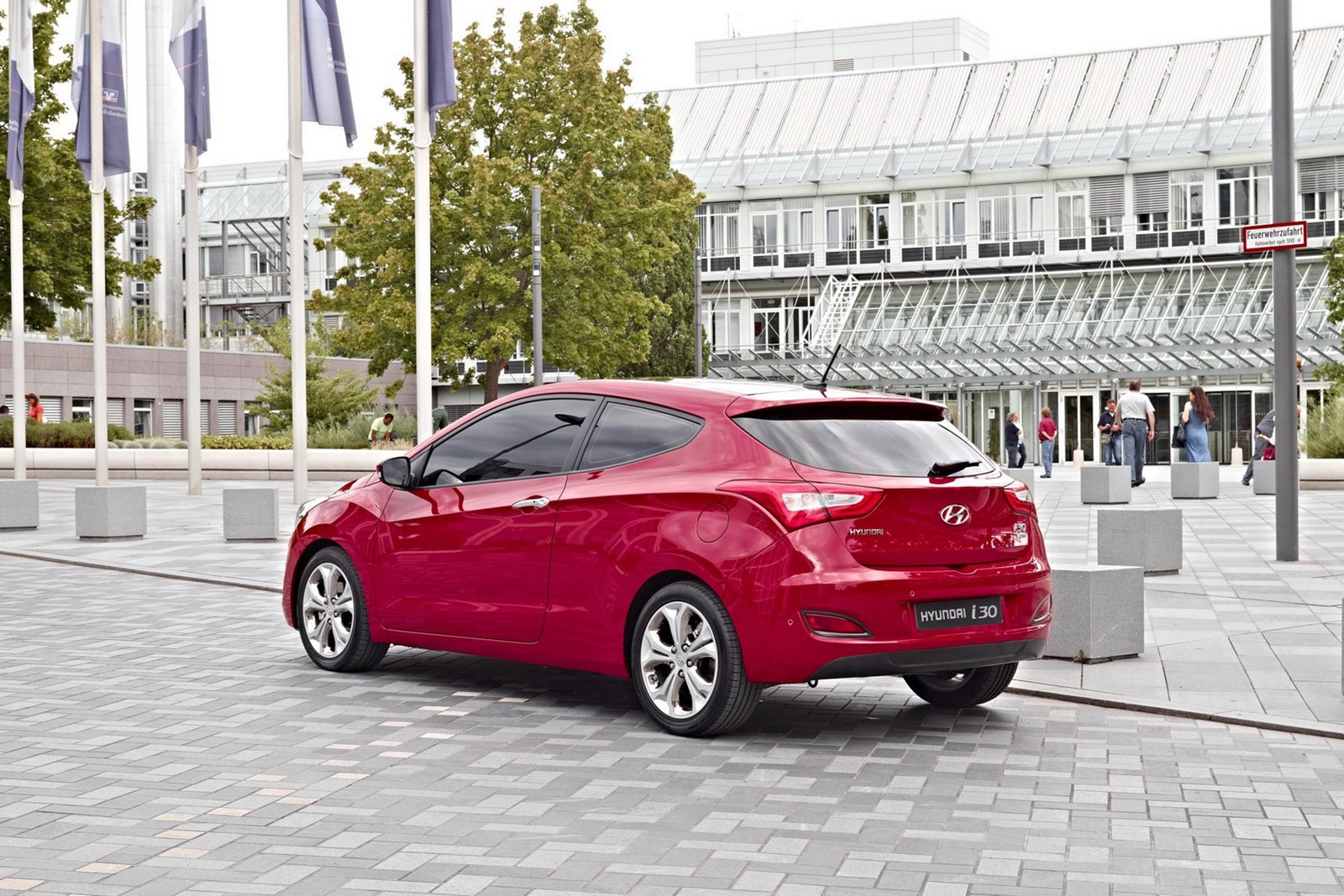 2013-Hyundai-i30-12[2].jpg