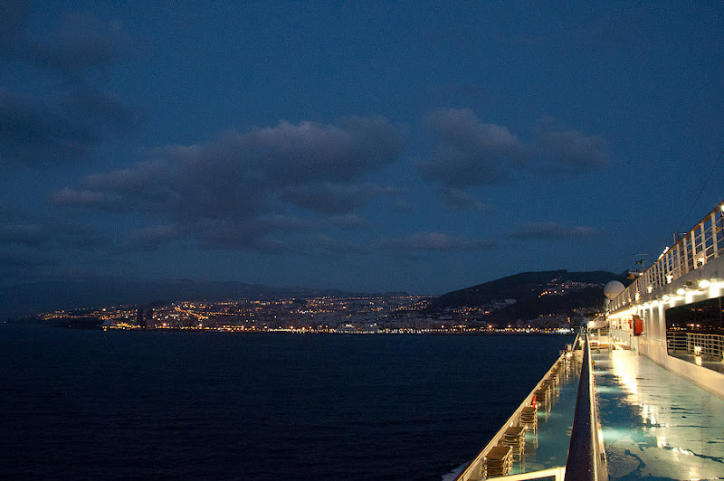 День четвёртый. Канары. Тенерифе. Круиз на Costa Concordia. Перед нами раскинулся порт Тенерифе, расположенный на фоне холма.