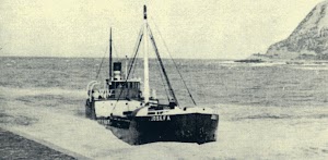 El JOSEFA atravesando la barra de Suances rumbo a Requejada. Foto del libro LOS BARCOS DE PEREZ Y CIA.JPG