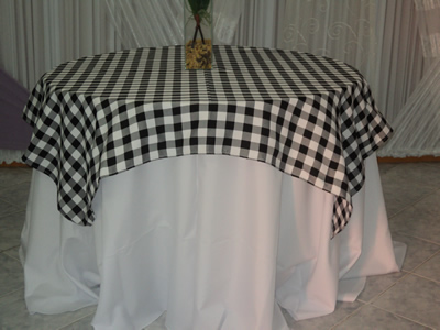 Sobre Toalha Panama Xadrez, Linha: Dama Fotos de Linha Hotel Restaurante. Foto numero 15 da empresa de toalhas e tecidos Tropical Toalhas, que vende tecidos, toalhas, capas de cadeira e guardanapos para festas e eventos; toalha redonda longa, sobretoalhas (sobre-toalhas), toalhas especiais, sobrecapas (sobre-capas), caminho de mesa, capas de almofadas e aventais, nos tecidos cetim podange, gorgurao, shantung (xantungue), voil liso, voile bordado, voal estampado, jacard (jacquard), panama gold, e em estilos matelasse, fanstasminha, princesinha, fraque, em diversos formatos e tamanhos. tecidos para decoração rio de janeiro rj venda festa eventos toalha redonda tecido loja capa cadeira caminho mesa almofada capas cadeiras lojas amostra tecnologicos decoraçao 15 anos decoracao casamento decorações