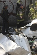 MÉXICO, D.F., 21OCTUBRE2011.- Un helicoptero del Estado de México se desplomo atras de los Viveros de Coyoacán. Entre las personas que viajaban se encontraba el Secretario de Desarrollo Metropolitano quien resultó lesionado, dos personas más perdieron la vida en el accidente. Elementos antimotinesmantienen resguardado la zona para que peritos realizen los peritajes correspondientes.
FOTO: SAÚL LÓPEZ/CUARTOSCURO.COM