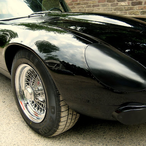 Prototype: Jaguar XK-E, with Head-Light-Cover-Kit. The Head-Lamp-Cover Conversion-Kit made by designer Stefan Wahl in the tradition of Malcolm Sayer. / Jaguar e-Type mit Scheinwerferabdeckungen, designed und hergestellt von Designer Stefan Wahl in der Tradition von Malcolm Sayer.