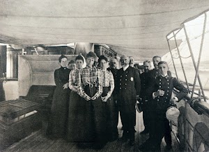 Miembros de la familia real y oficiales en la cubierta del GIRALDA. El Ferrol. Foto Pascual Rey, año 1900. Nº Reg.3327. Del libro HOMBRES Y BARCOS.jpg Miembros de la familia real y oficiales en la cubierta del GIRALDA. El Ferrol. Foto Pascual Rey, año 1900. Nº Reg.3327. Del libro HOMBRES Y BARCOS.jpg