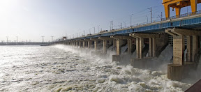 Волжская ГЭС в период весеннего сброса воды