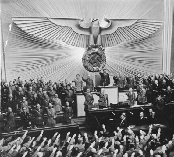 [Bundesarchiv_Bild_183-2004-1001-501_Berlin_Reichstagssitzung_Adolf_Hitler1-595x793%255B4%255D.jpg]