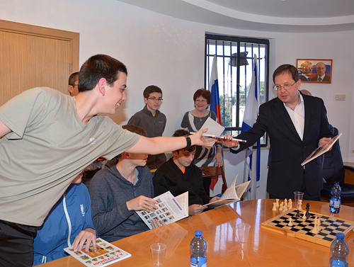 ШАХМАТЫ в честь 70-летия Победы: ветераны играют со школьниками шахматной секции. Тренер Любовь Абрамовна Матаева (Фридберг) 13 2015-03-25.jpg