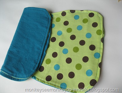 polka dot burp cloth (1)