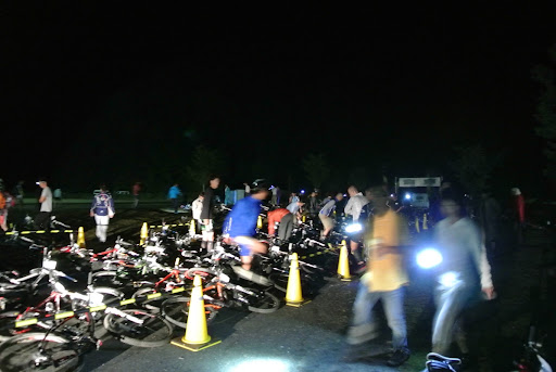4時に自転車をスタートラインから並べ始めます