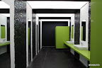 Baño verde, uno de los dos baños públicos, de la arquitecta argentina Angélica Campi para ROCA. Gentileza: Casacor.