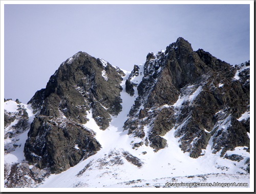 Canal Central SO 200m 50º con esquis (Pico de la Montañeta 2552m, Benasque, Pirineos) (Isra) 3313