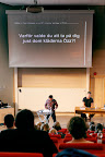 Özz Nujen modererar forskarpanel på ForskarFredag i Trollhättan 2011. Foto: Högskolan Väst.
