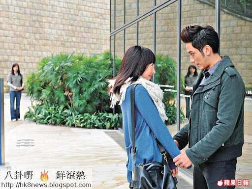 吳卓羲為向情敵天華報仇戀上其妹 JJ，被舊愛鍾嘉欣（左）發現。