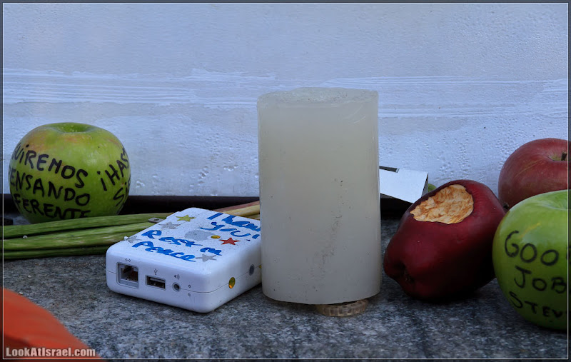 Америка 2.0 / Нью Йорк   Мемориал Стива Джобса у Apple Store на 5 ой авеню (foto america iphone  Я фото steve jobs new york ipad apple store apple  20111016 usa ny jobs memorial 007 8526)