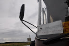Ein Bus aus Czernowitz wartet vor dem Flughafen in Lemberg auf die internationalen Teilnehmer des Poetikfestivals "Meridian Czernowitz"