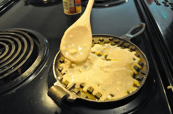 加入麵糊，鬆餅鐵看起來雖然薄，但是可以放不少麵糊