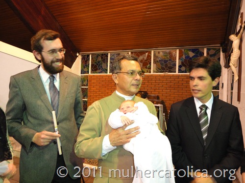 Pe. Jonas segurando o Inácio Pe. Jonas segurando o Inácio