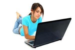 [teen_girl_using_laptop5.jpg]