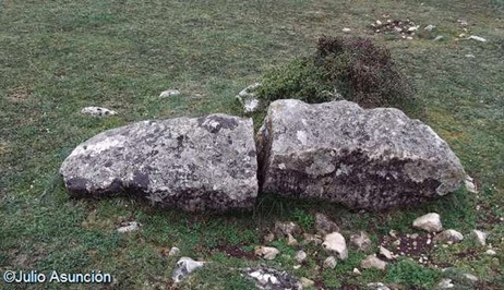 Menhir en el raso de Legaire Menhir en el raso de Legaire