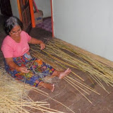 藤で工芸品を作る女性　/　A  woman prepared for rattan work