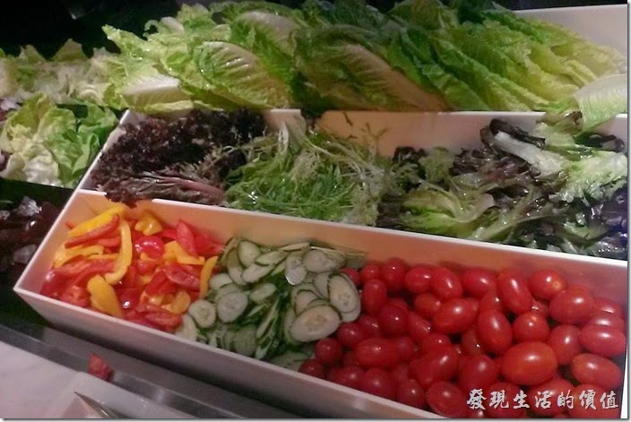 台北-寒舍艾美-探索廚房。也可以把生菜及蔬菜夾好後請後面的廚師幫忙作成凱薩或是其他的沙拉。