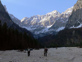 U suhom koritu Saisere - ceka nas dugacko tabananje prema Spragni (iza neizrazitog, cetvrtog hrbta s desna se krije nasa grapa)