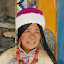 Jiuzhaigou - Ama, femme tibétaine à l'entrée de sa maison