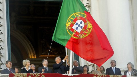 Um País às avessas Bandeira-portuguesa-ao-contrario